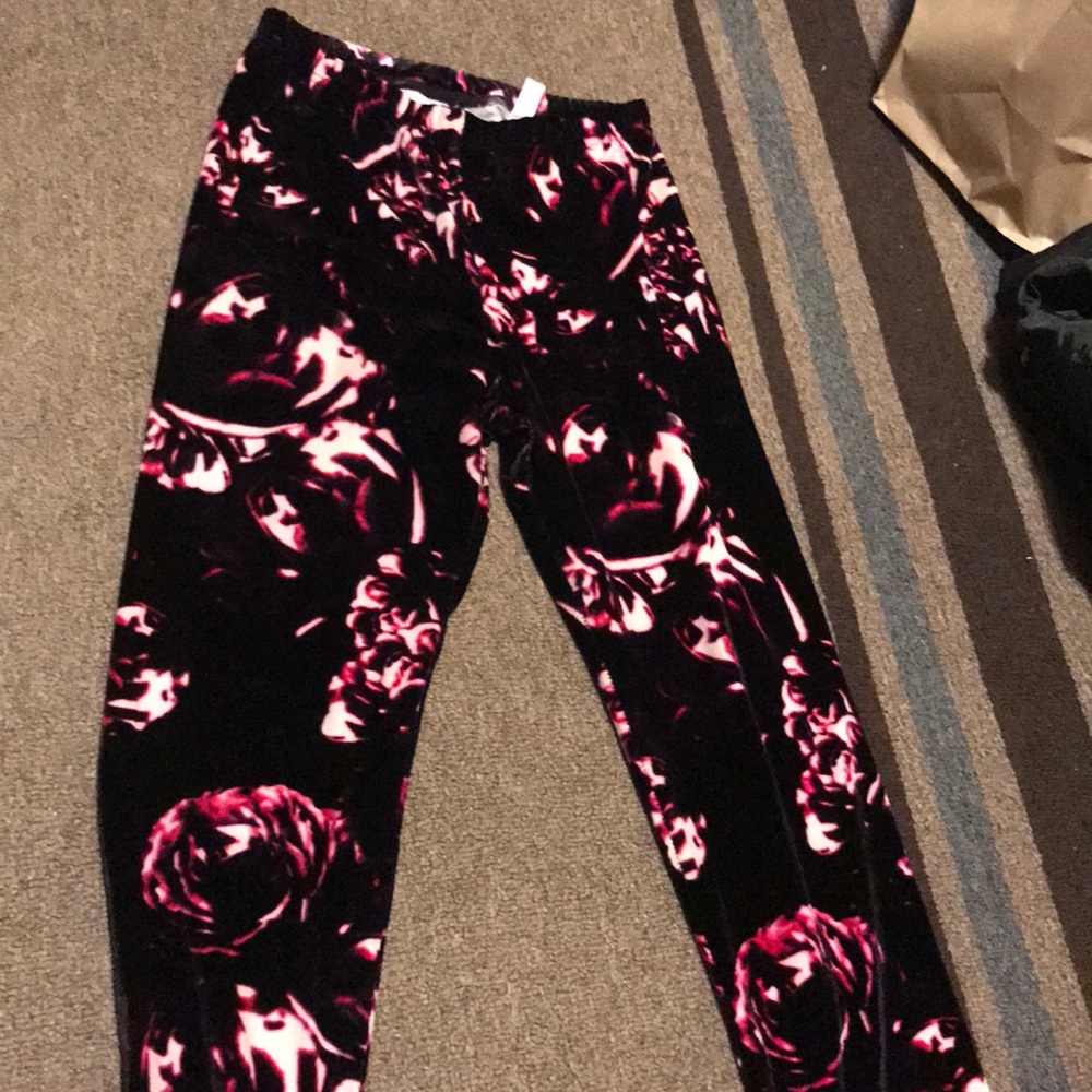 Velvet black leggings with pink flower print